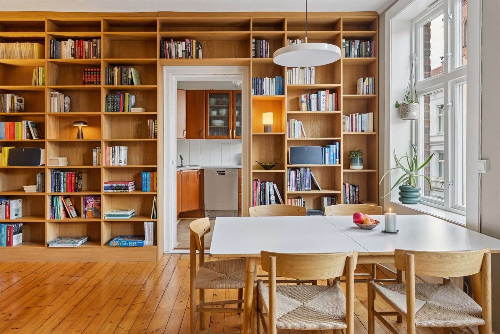 Kjøkkenet ligger delvis adskilt fra stuen, noe som gir en god romfølelse og gjør det til et naturlig ekstra oppholdsrom. Galleribilde