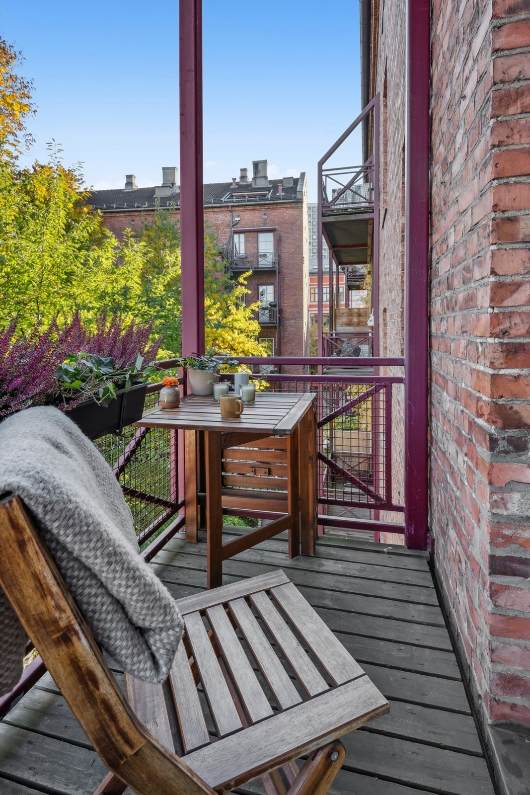 Fra soverommet har man utgang til boligens balkong vendt mot bakgården. Galleribilde