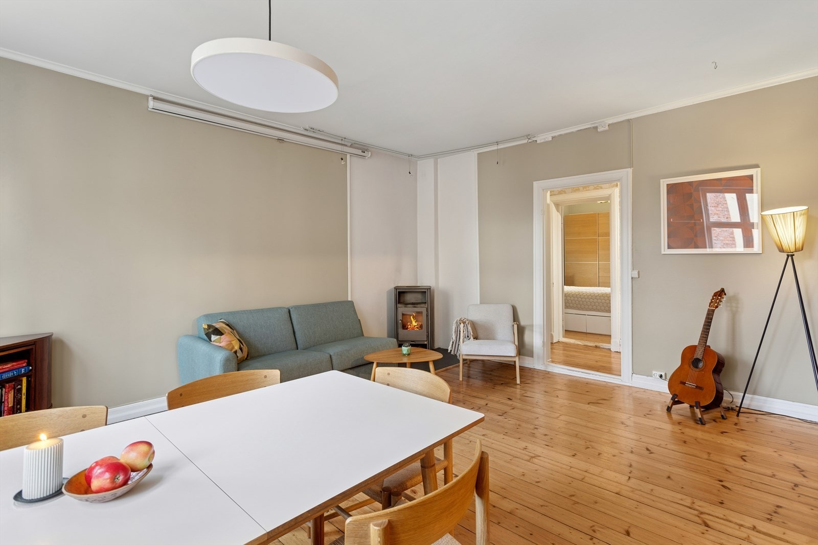 Leiligheten har en god planløsning - Entré, flislagt bad, romslig stue med peis, kjøkken i delvis åpen løsning og soverom mot Tøyens fineste bakgård. Galleribilde