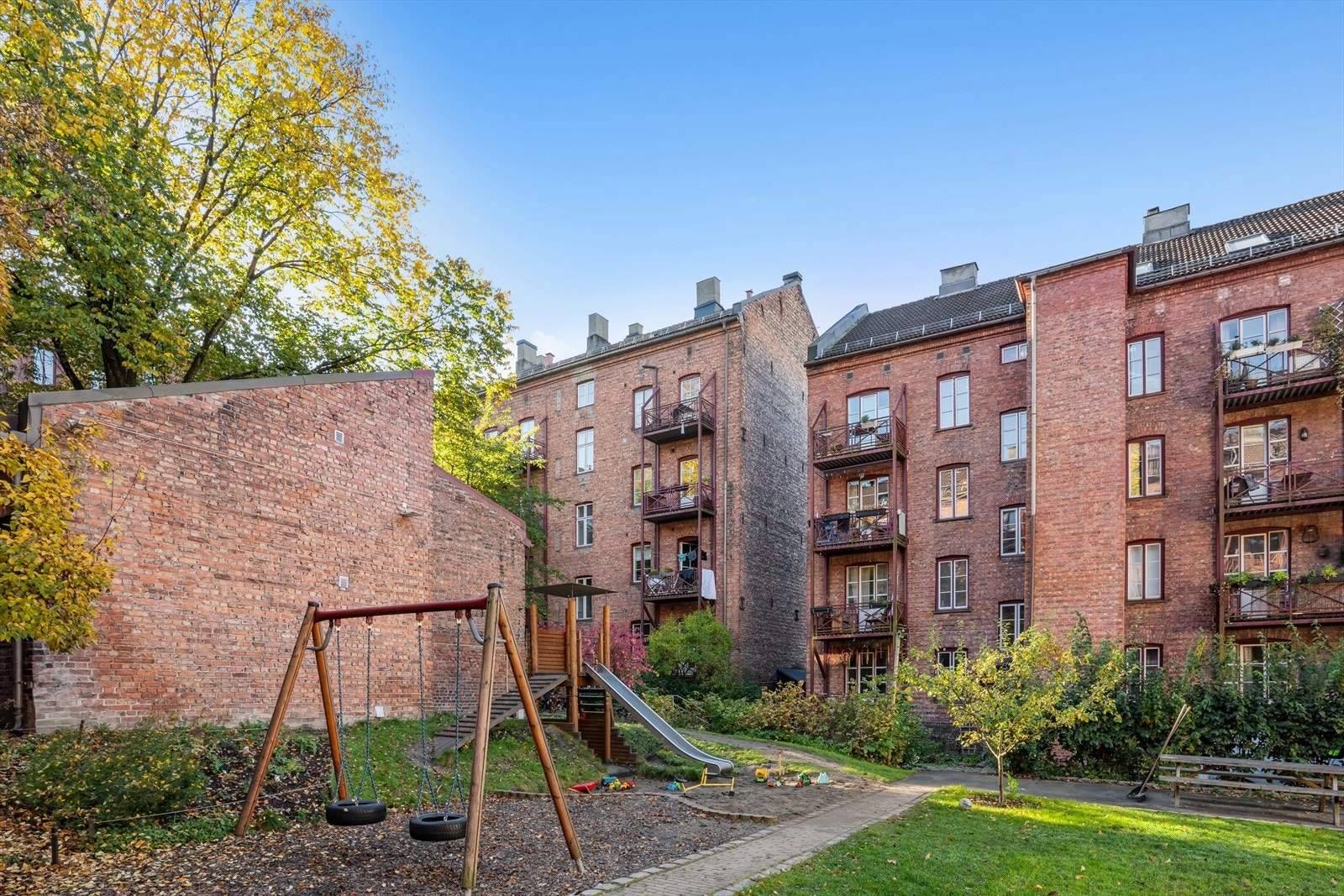 Bakgård. Galleribilde