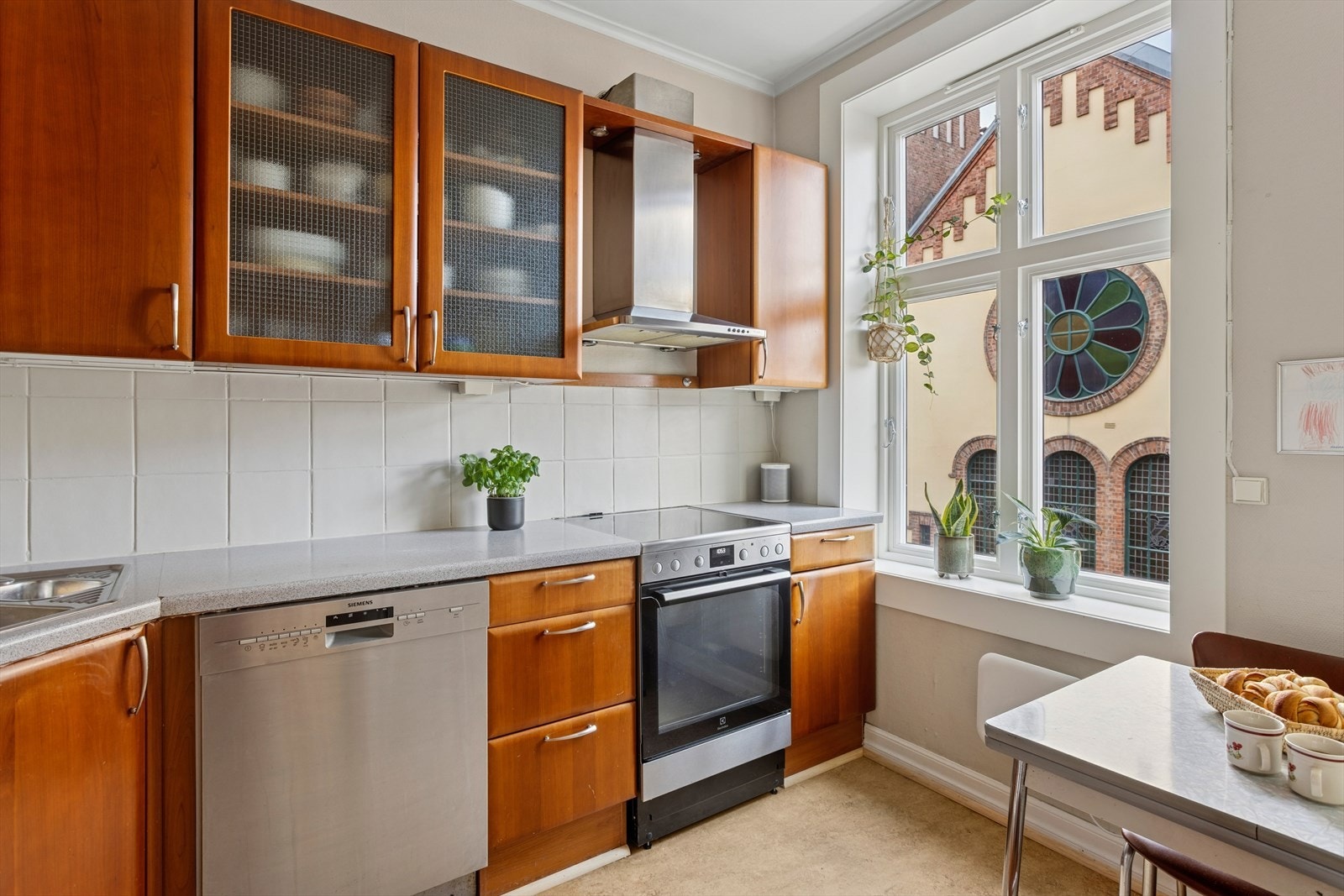 Innredningen er fra JKE design, og består av glatte fronter og laminat benkeplate med nedfelt kum i stål. Galleribilde