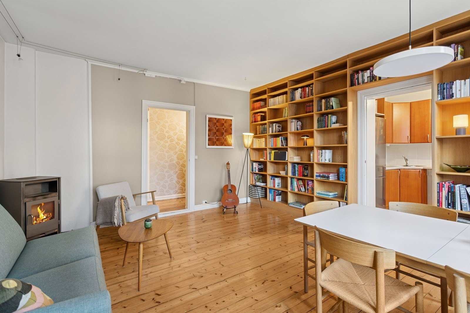 God takhøyde og store vindusflater gjør leiligheten lys og luftig. Galleribilde