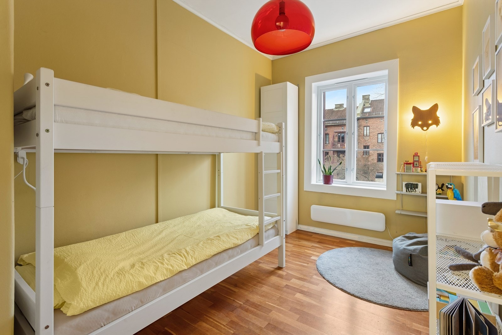 Soverom 2 har plass til seng og tilhørende møblement. Rommet har også plass til et garderobeskap. Galleribilde