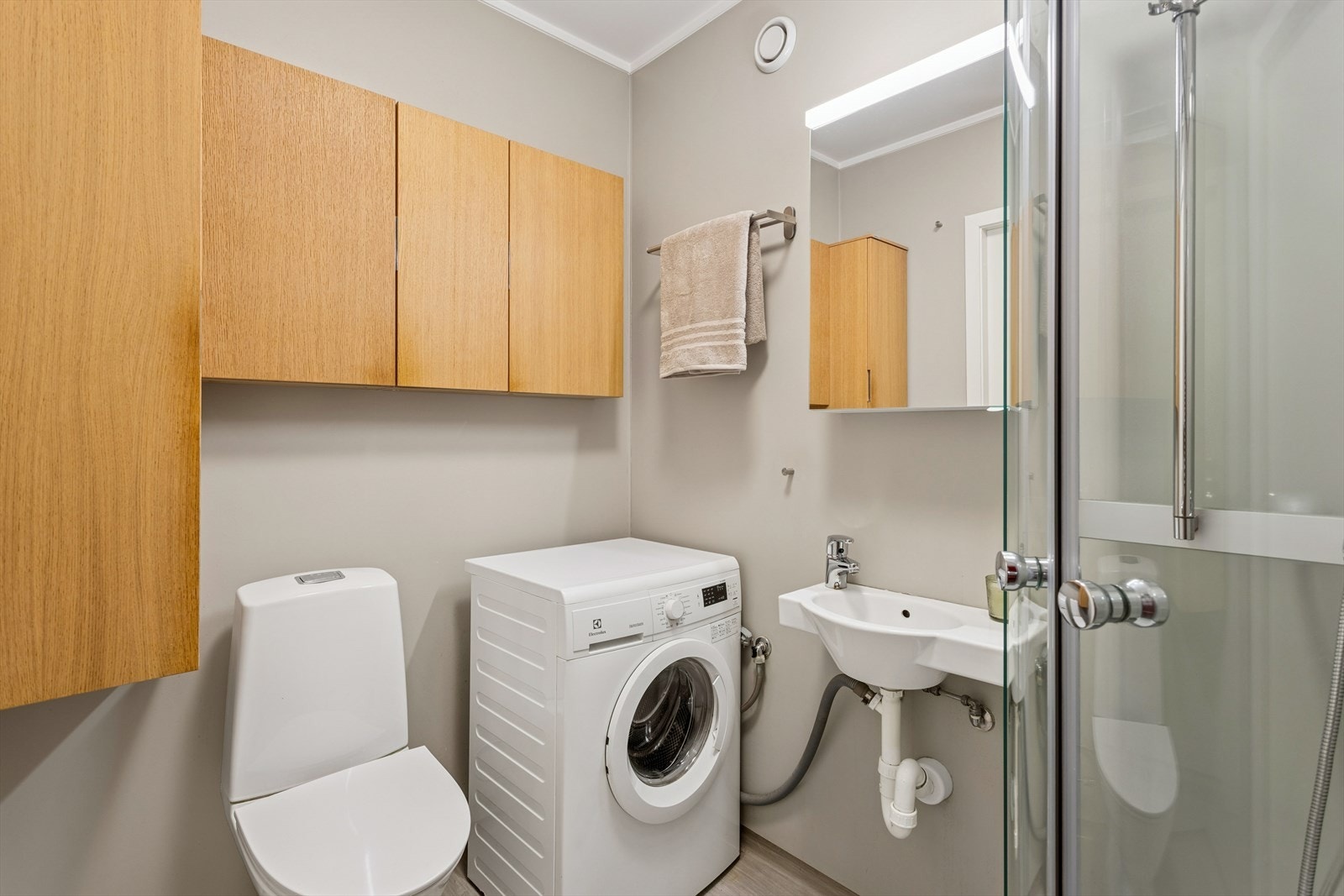 Badet ble pusset opp i 2019 med nytt dusjkabinett, samt maling av flater og montering av skap. I 2022 ble det satt inn nytt toalett. Galleribilde