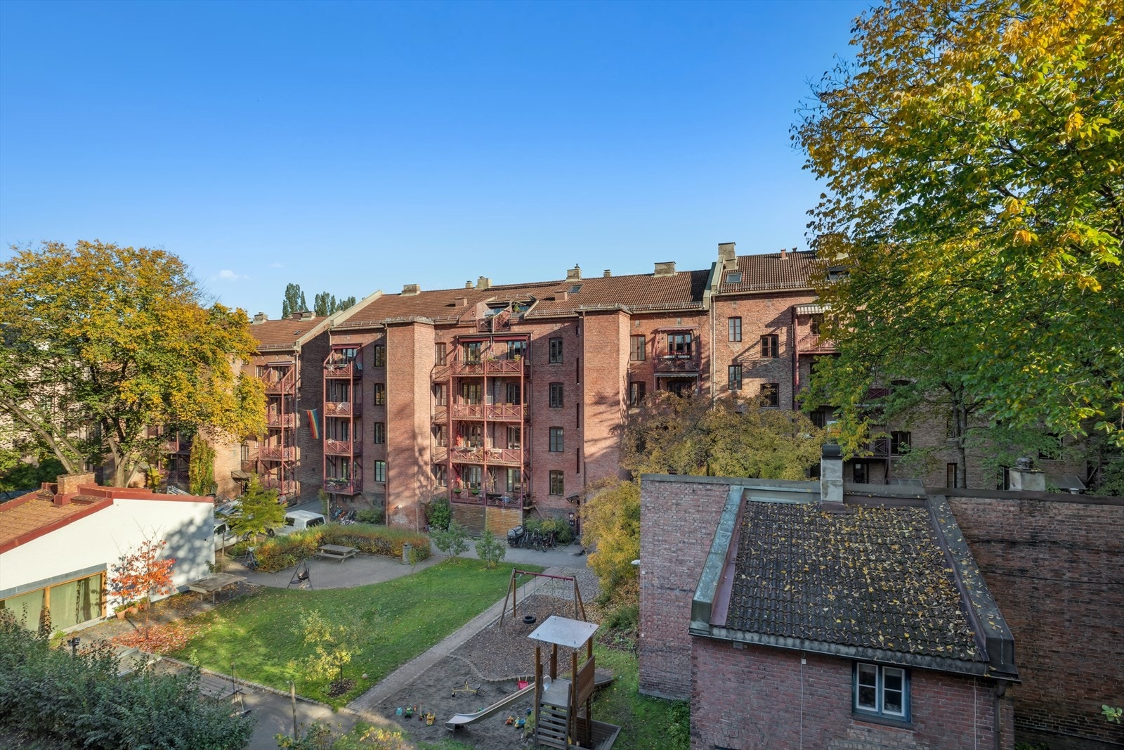 Bakgården er virkelig en sentral del av det å bo her, og må oppleves. Her arrangeres det felles utekino, teltovernatting, 17. mai mm. Galleribilde