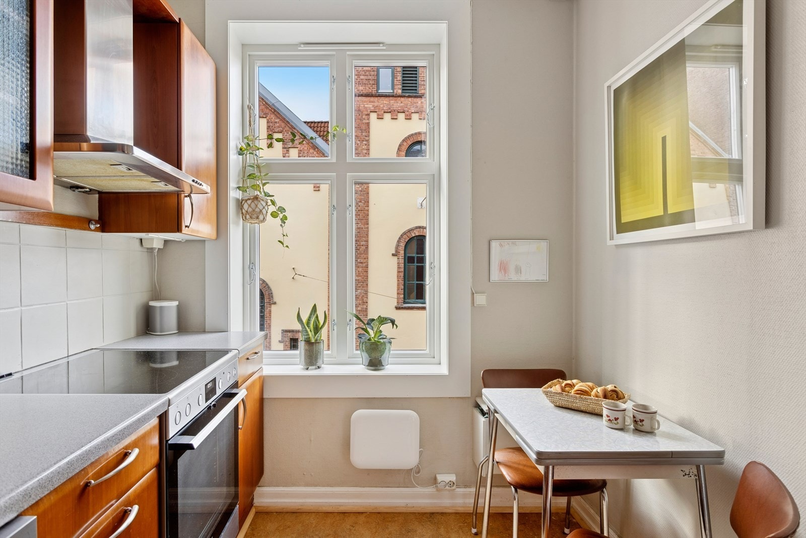 Det er også plass til et lite spisebord - ideelt for en hyggelig frokost eller en kopp kaffe. Galleribilde