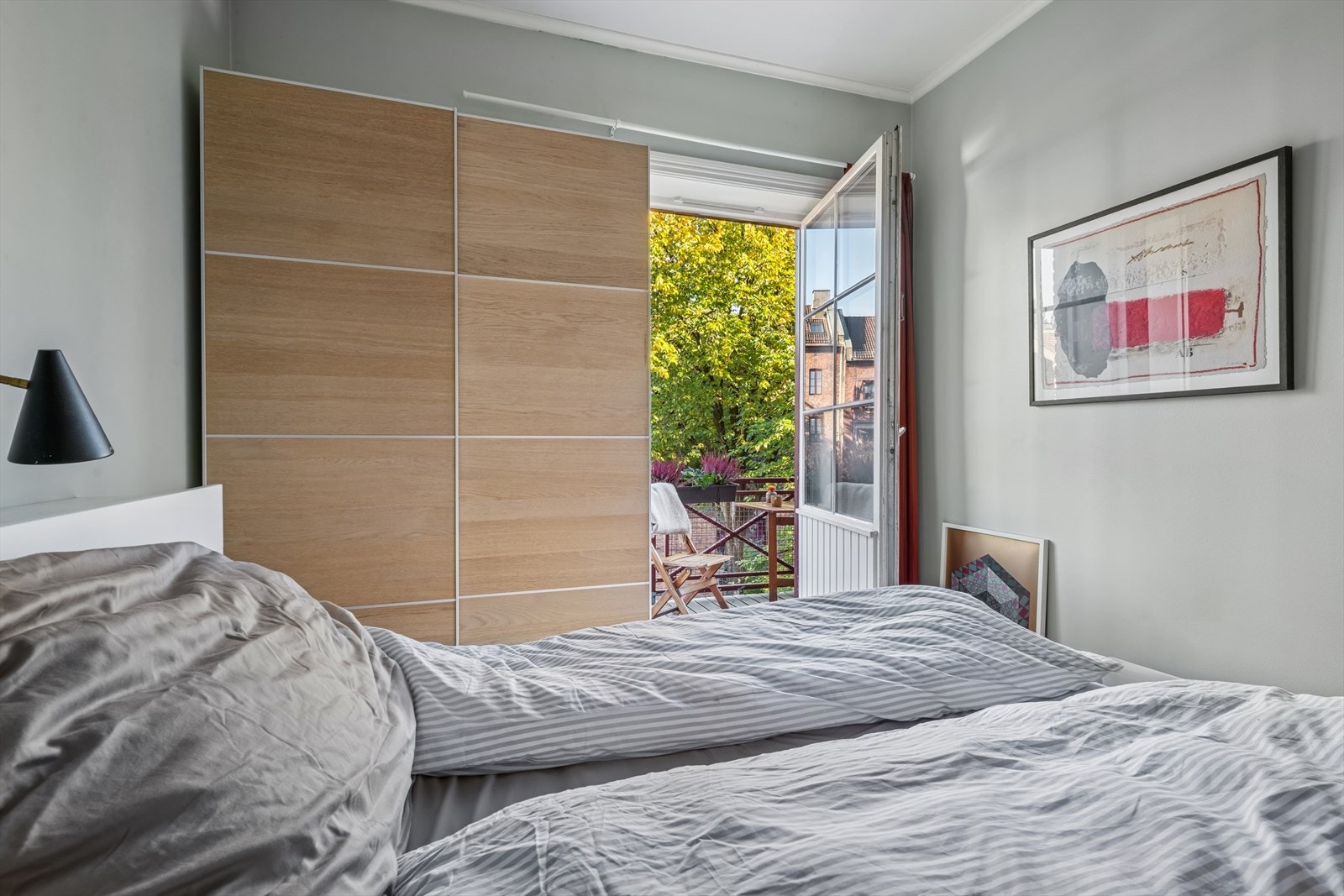 Hovedsoverommet byr på god plass til dobbeltseng med tilhørende møbler, og har rikelig med plass til et stort garderobeskap for praktisk oppbevaring Galleribilde