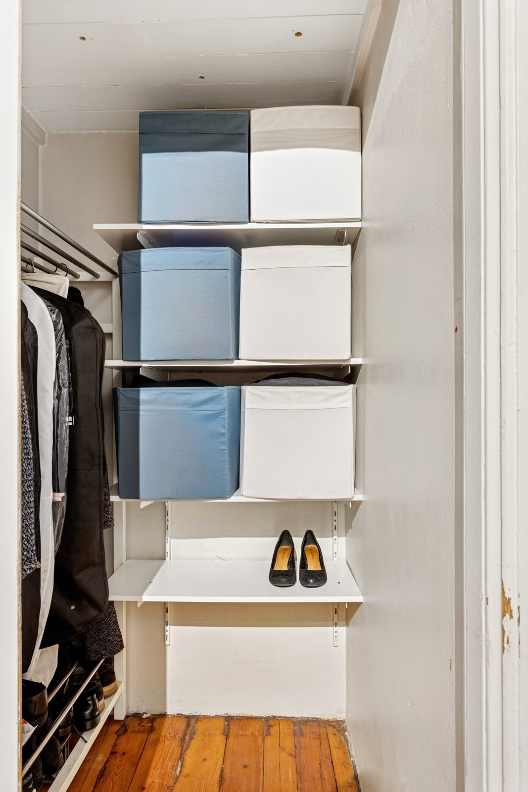 Praktisk bod i tilknytning til gangen. Porttelefon finner du i entréen. Galleribilde