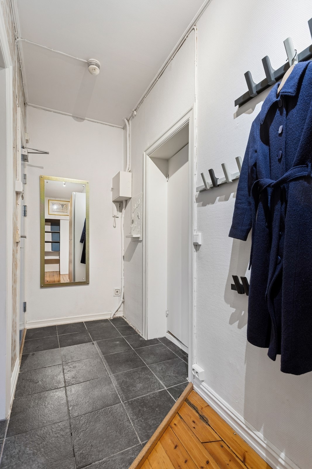 Praktisk entré med mulighet for å sette fra seg sko og oppheng av yttertøy. Galleribilde