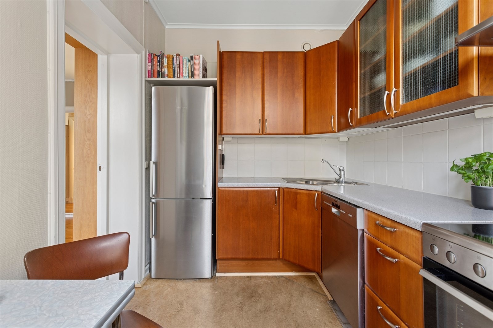 Hvitevarer som stekeovn, platetopp, oppvaskmaskin og kjøl/fryseskap medfølger. Galleribilde