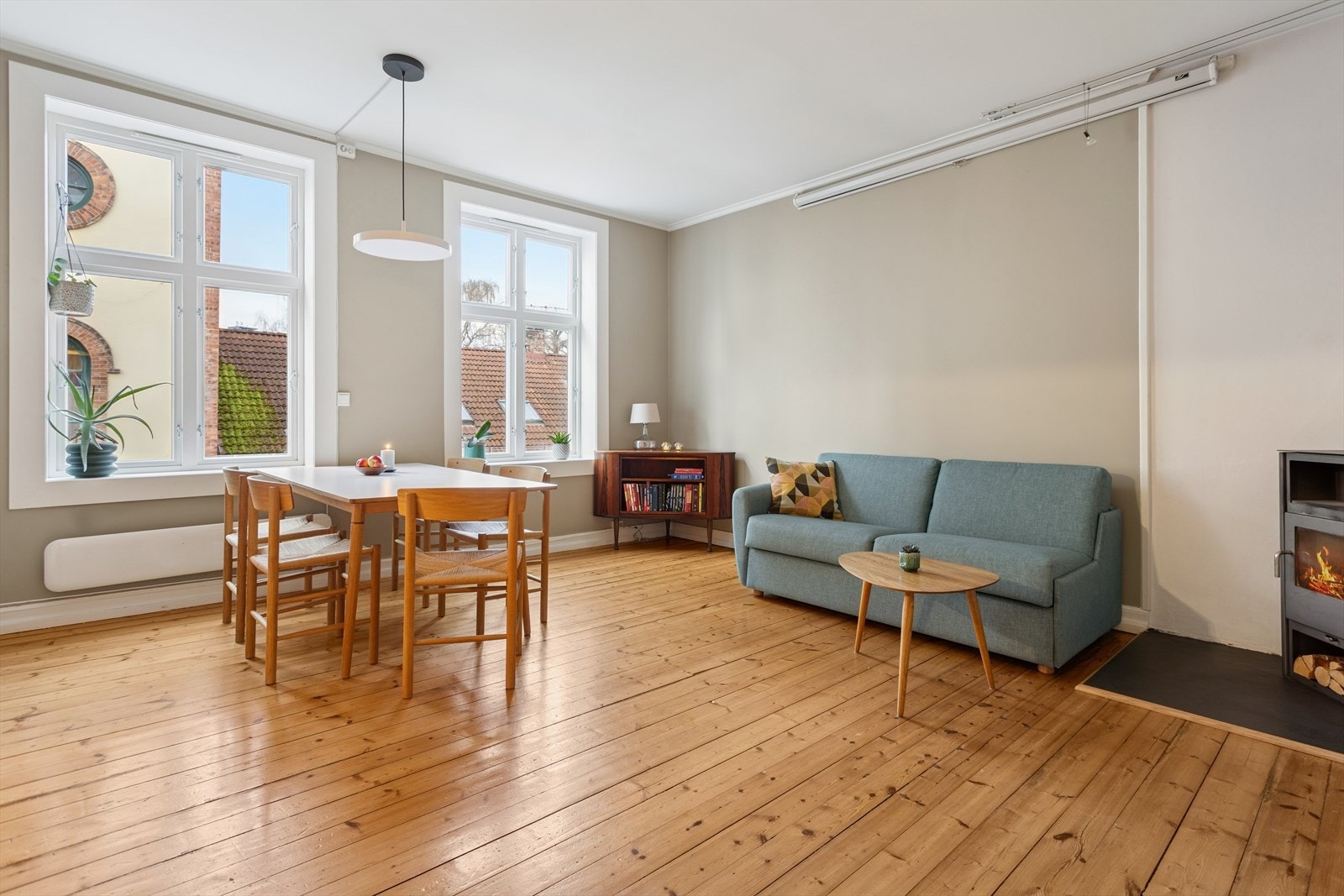 DNB Eiendom v/Newa Aram har gleden av å presentere denne sjarmerende 3-roms leiligheten i populære Gråbeinkvartalet med Botanisk hage som nærmeste nabo. Galleribilde