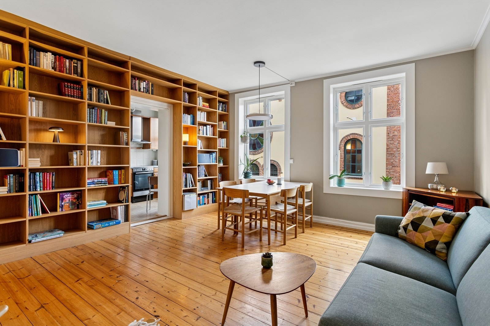 Leiligheten har en flott plassering i byggets 3. etasje, med balkong som vender inn mot rolig og frodig bakgård. Galleribilde