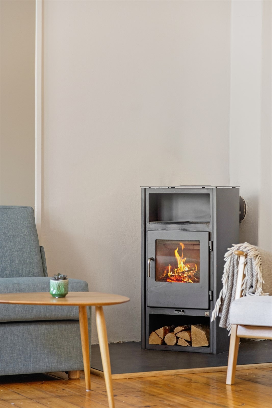 I stuen finner du en peis som skaper lun stemning og gir ekstra varme på kjølige vinterkvelder. Galleribilde