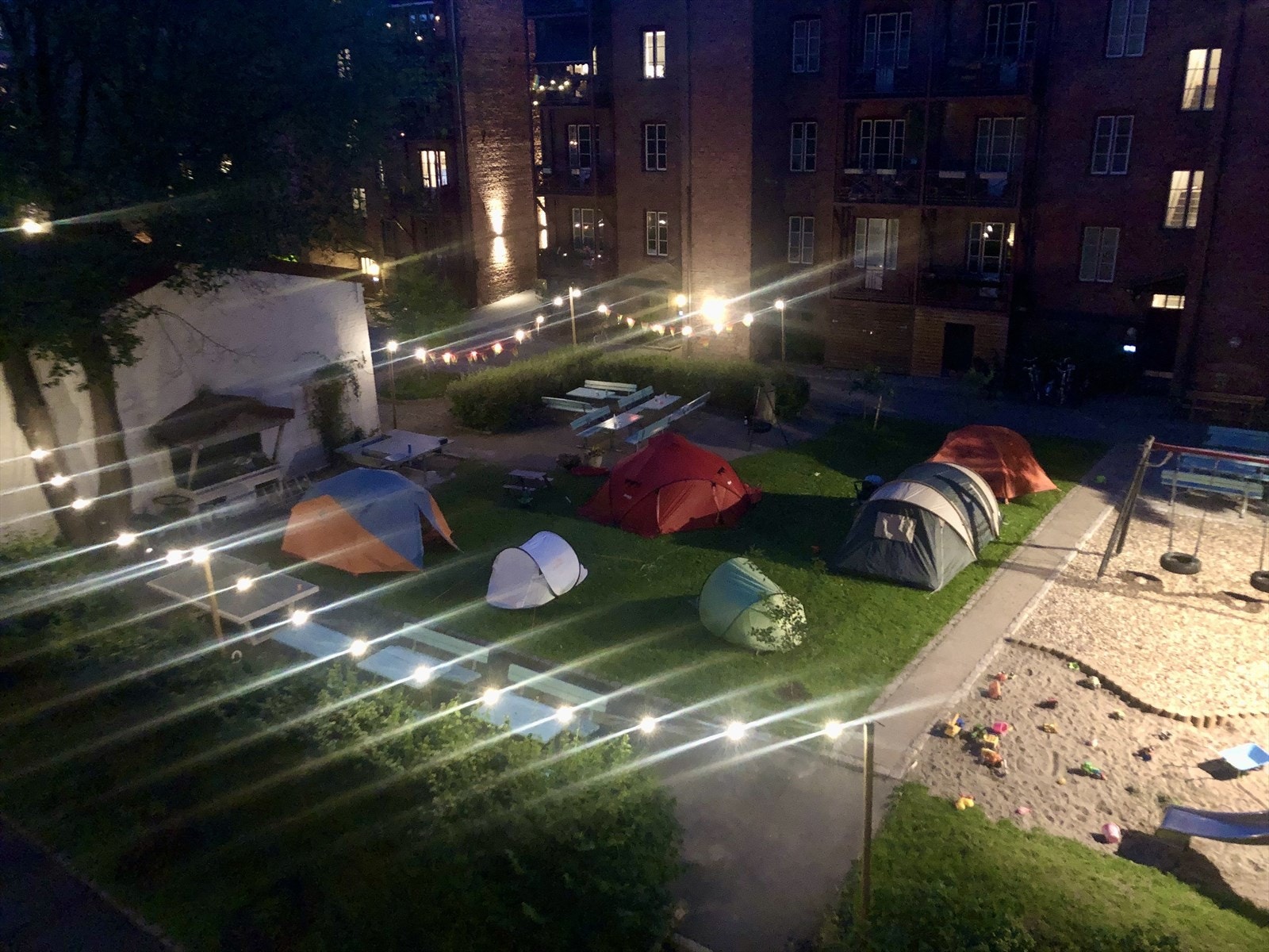 Felles teltovernatting i bakgården. Galleribilde