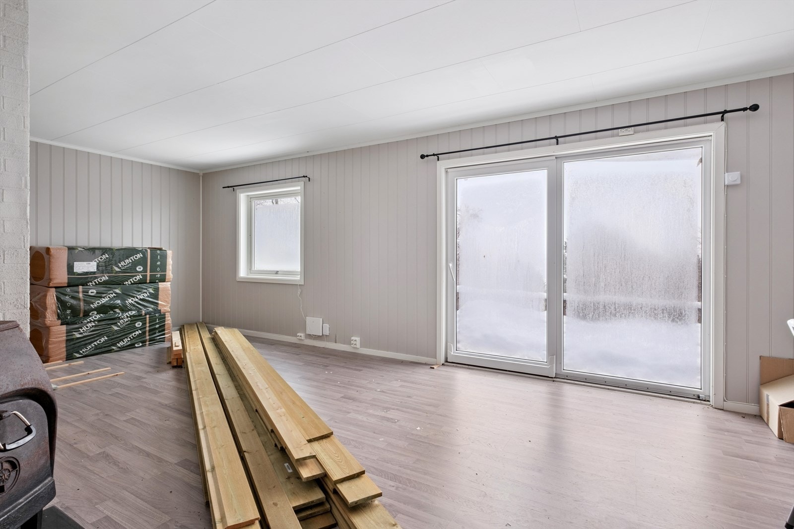 I stuen er det nye overflater og innsatt ny balkongdør Galleribilde