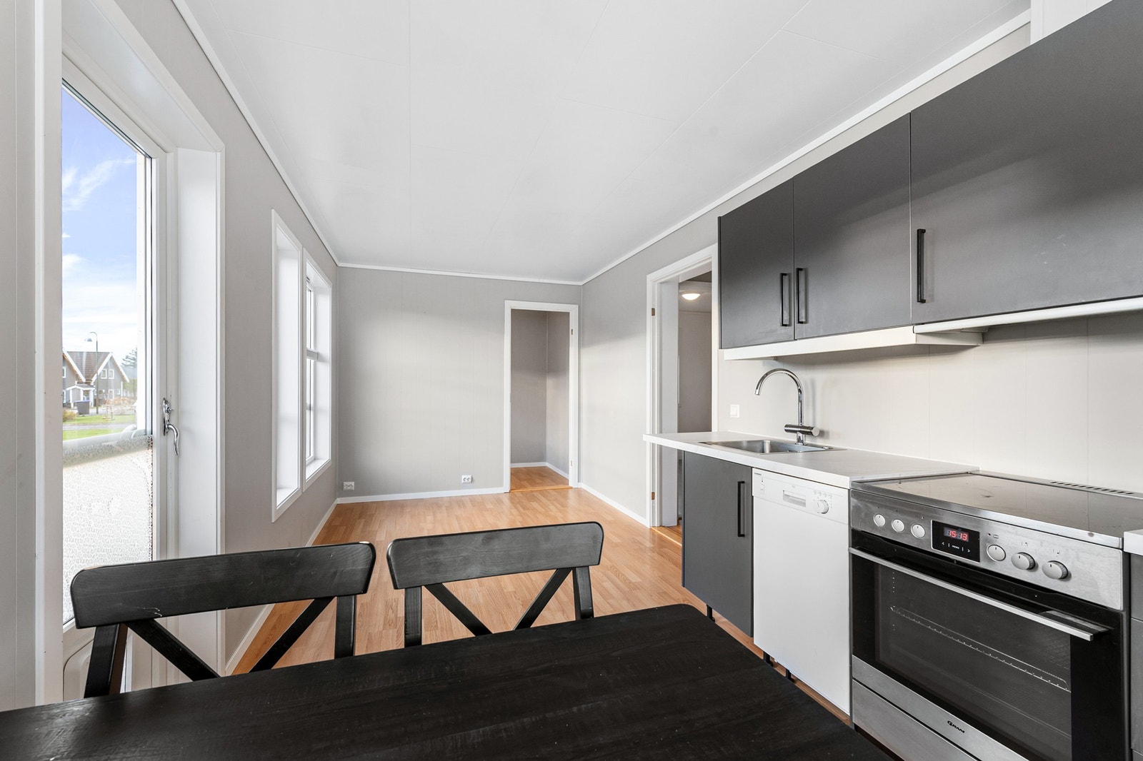 Utgang fra kjøkken til terrasse Galleribilde