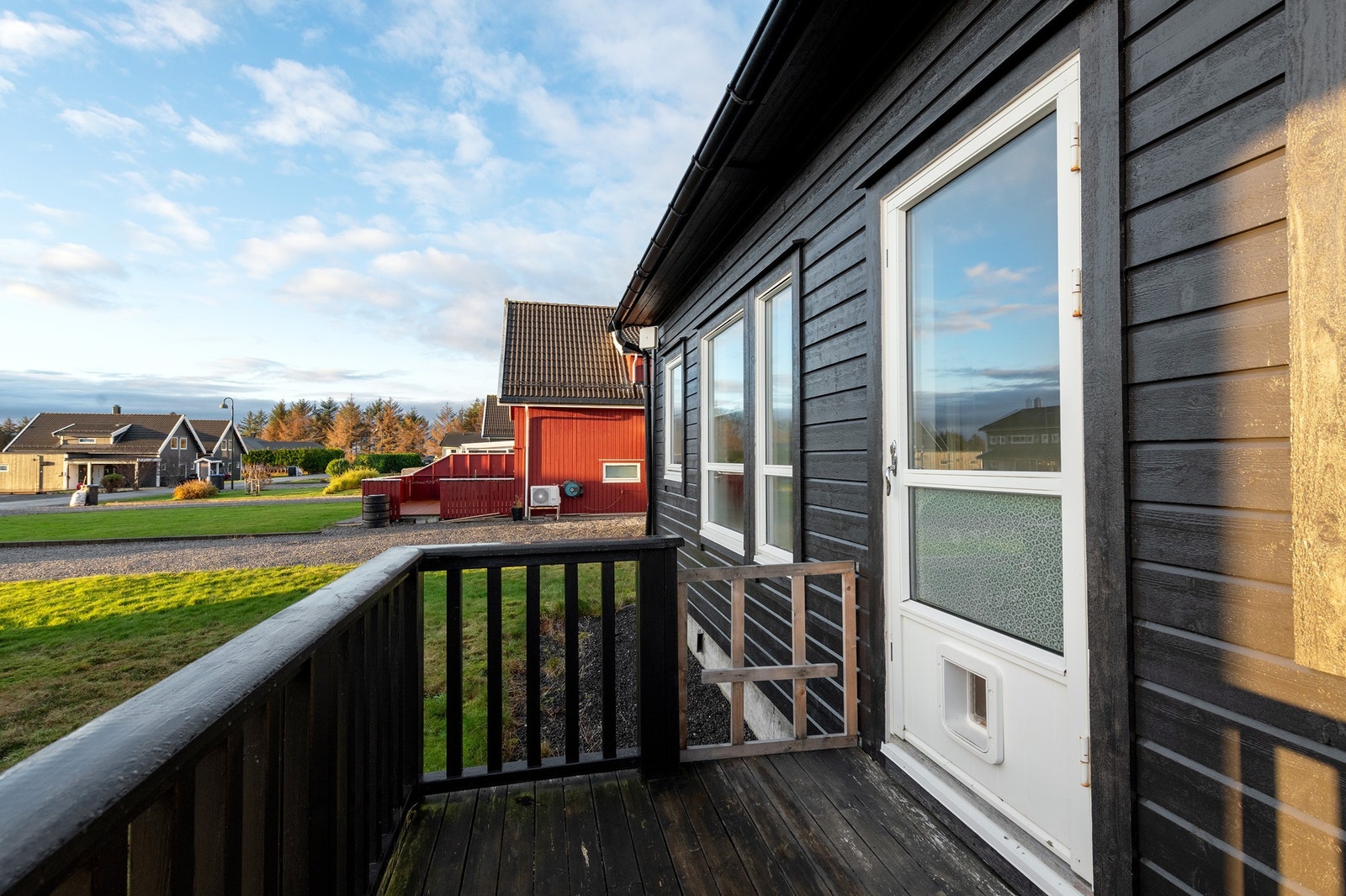 Utgang fra stue/kjøkken til sydvendt treveranda på ca. 5 kvm Galleribilde