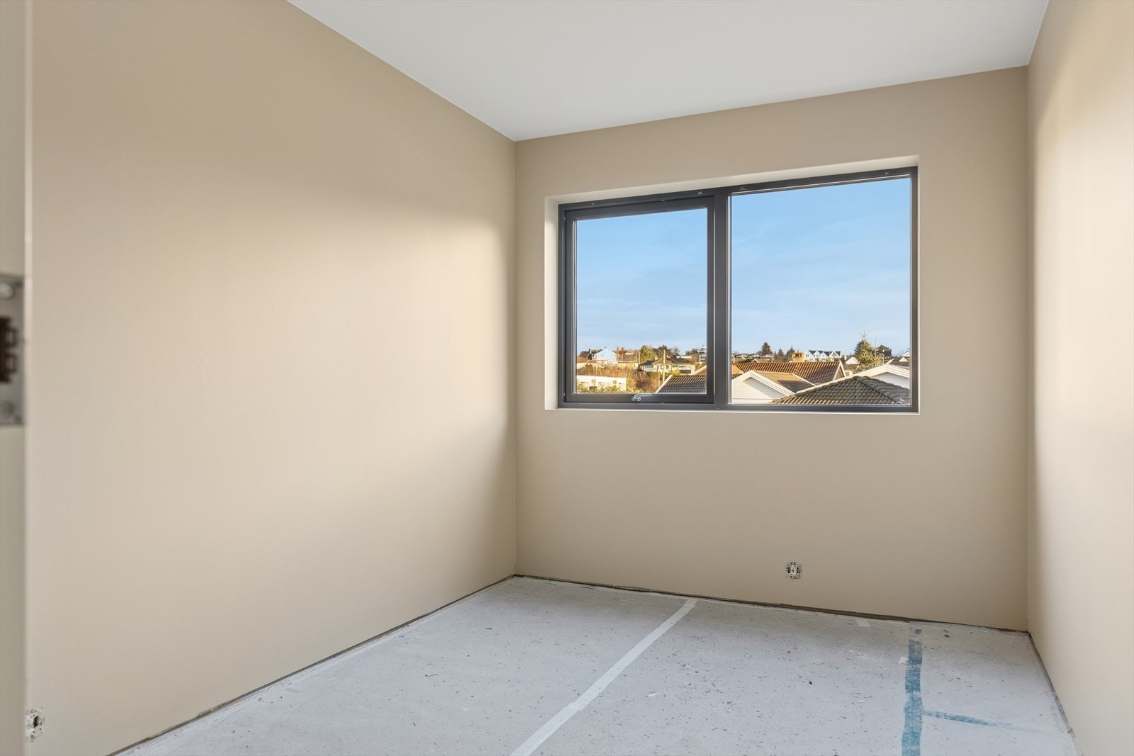 Soverom 2. etasje med store vinduer. Galleribilde