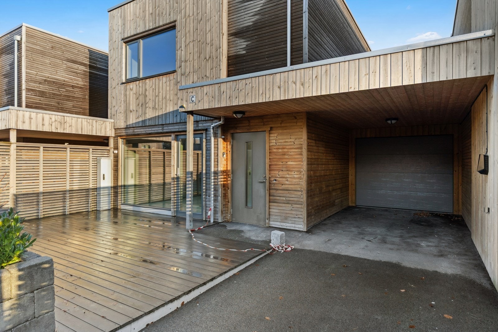 Boligen har en flott beliggenhet i et familievennlig og attraktivt boligområde på Vormedal Galleribilde