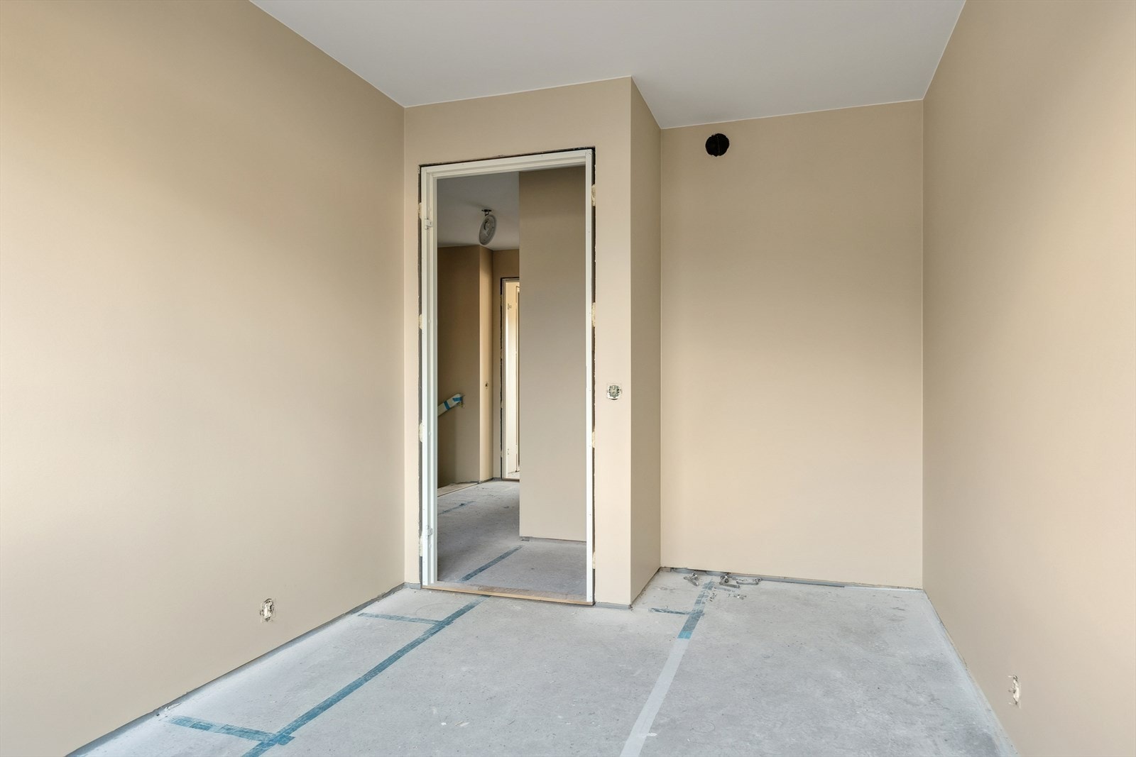 Soverom i 2. etasje innredet i lun, moderne farge. Galleribilde