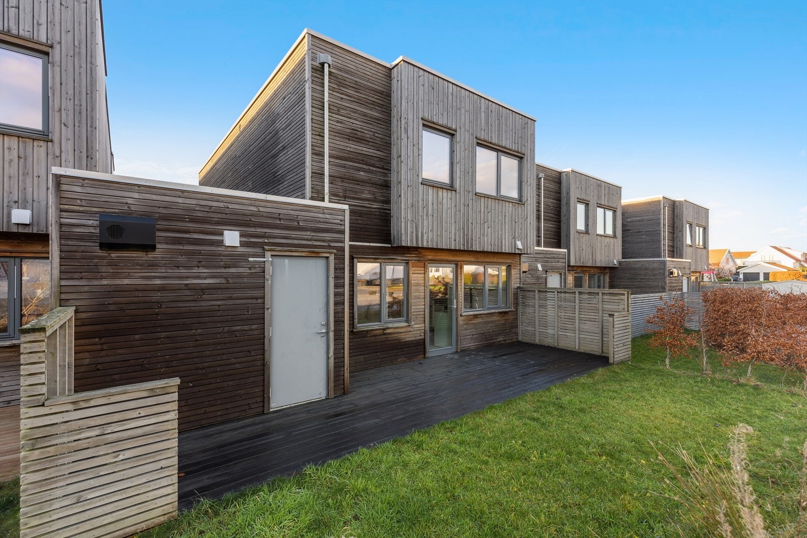 Stilren fasade og ferdig opparbeidet uteområde. Galleribilde