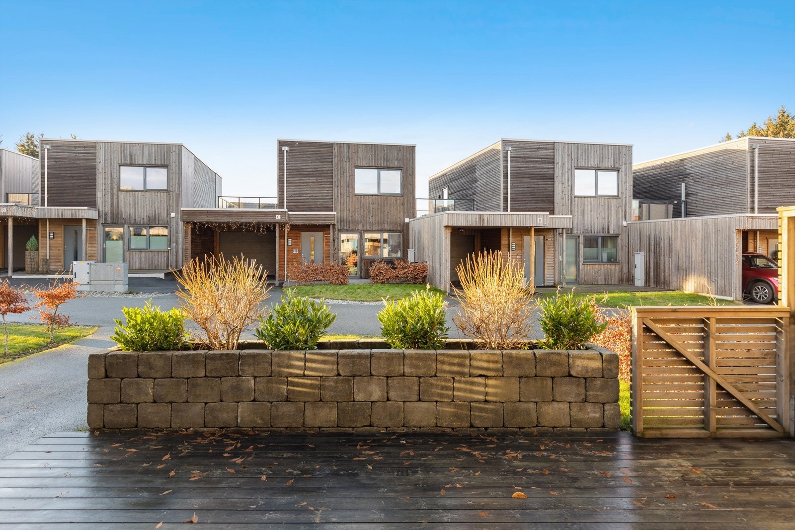 Romslig terrasse på fremsiden av boligen. Galleribilde