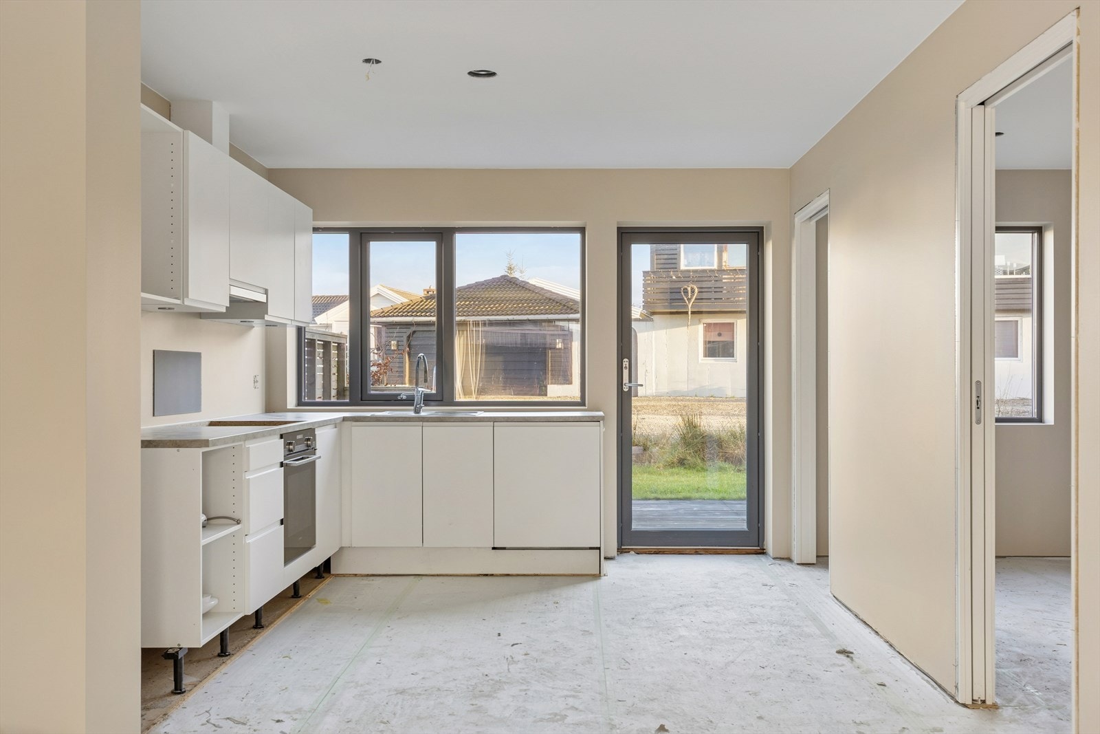 Praktisk utgang til terrasse direkte fra kjøkkenet. Galleribilde