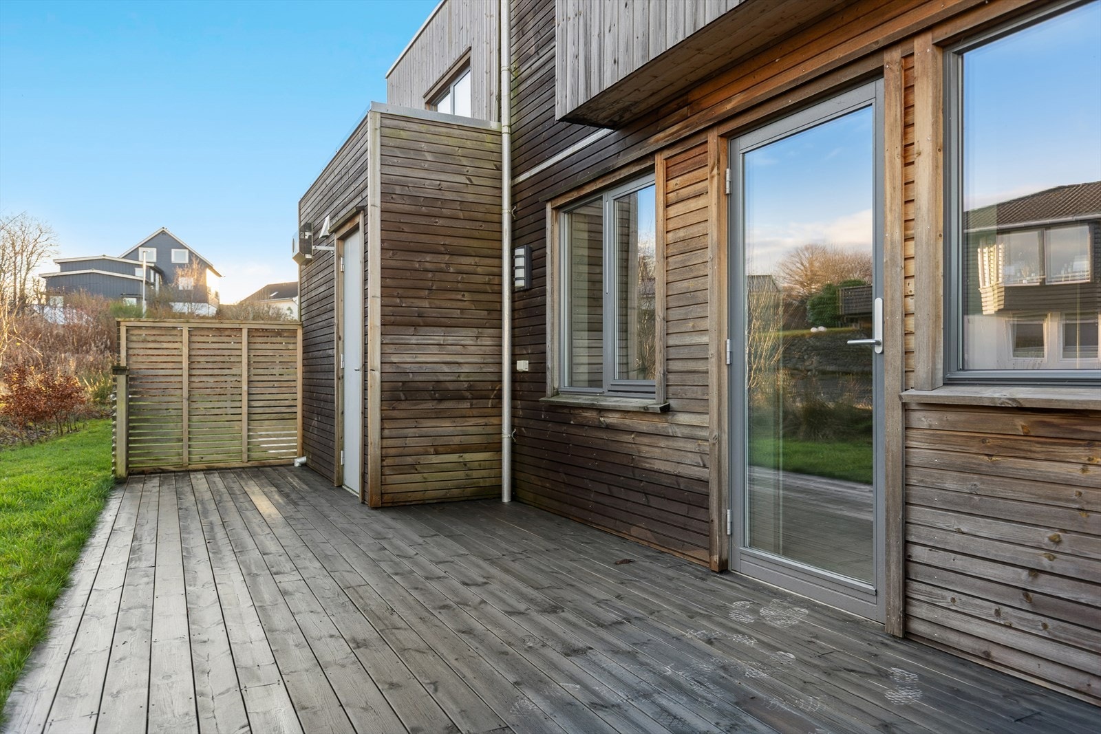 Stor og flott terrasse med gode møbleringsmulighete rfor hagemøbler. Galleribilde