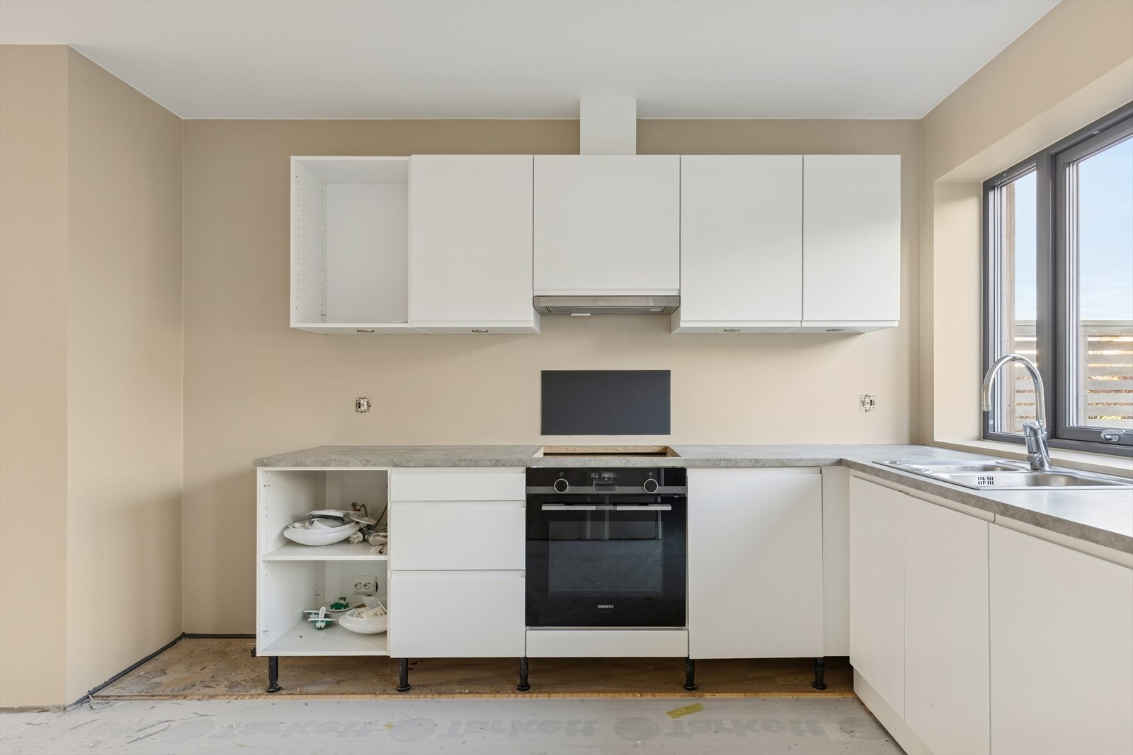 Følgende hvitevarer er inkludert i handelen: Det som er i boligen ved overtagelse. Disse overtas slik de fremstår uten noen form for garanti. Galleribilde