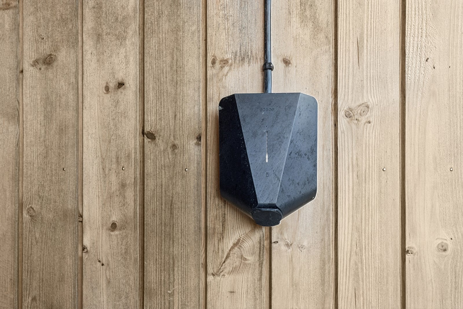 EL-bil lader - dens tilstand ukjent. Galleribilde