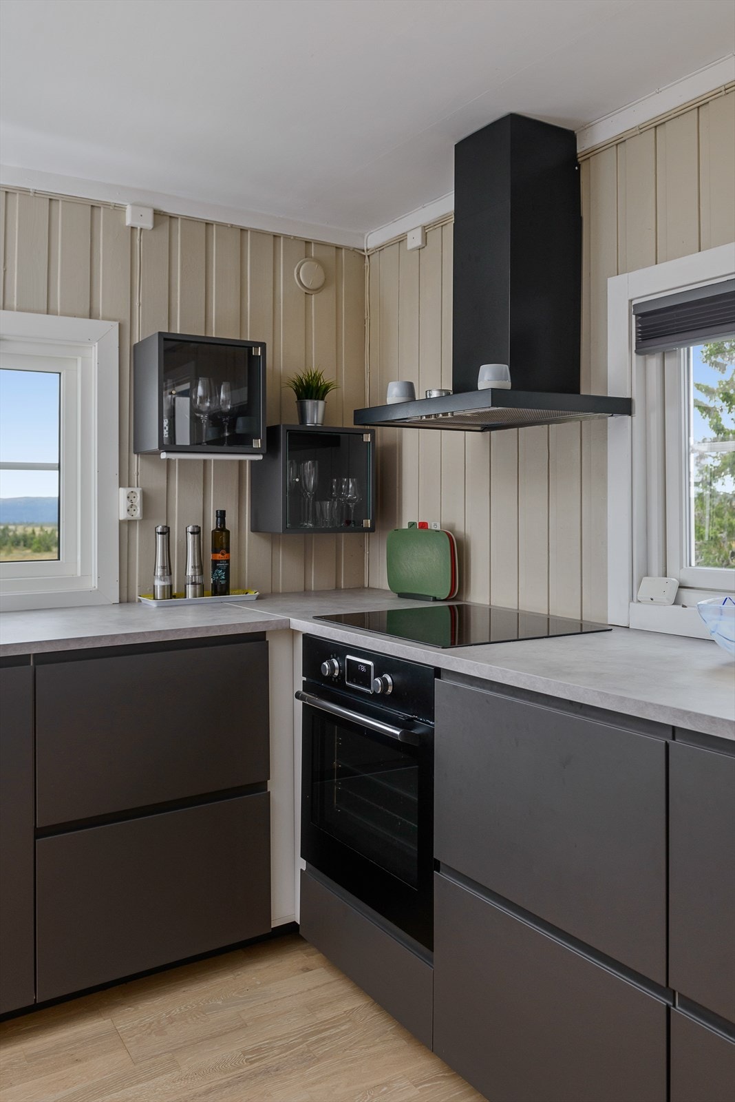 Integrert stekeovn og koketopp med avtrekksvifte på vegg. Galleribilde