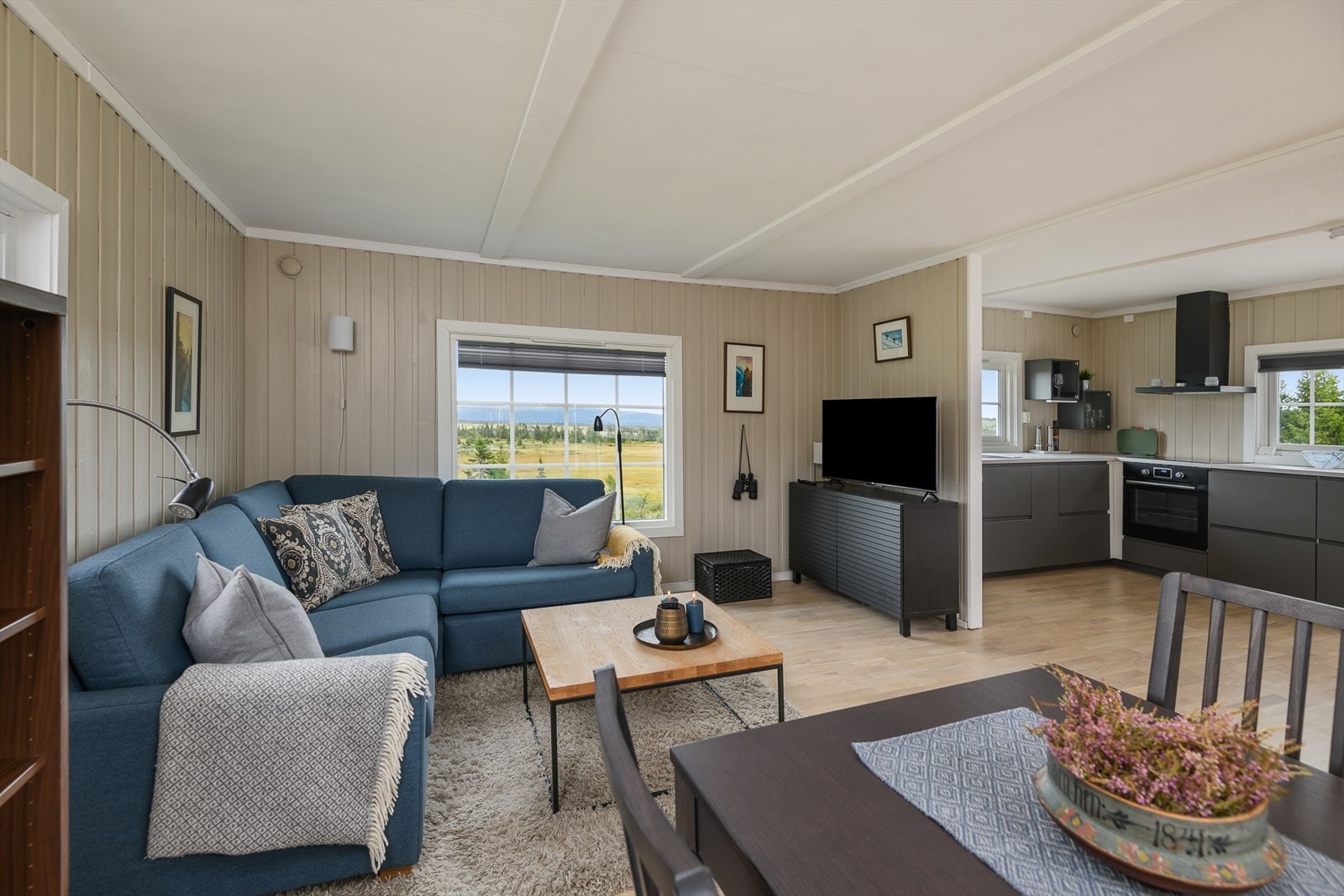 Hytta har en åpen løsning er smakfullt innredet. Galleribilde