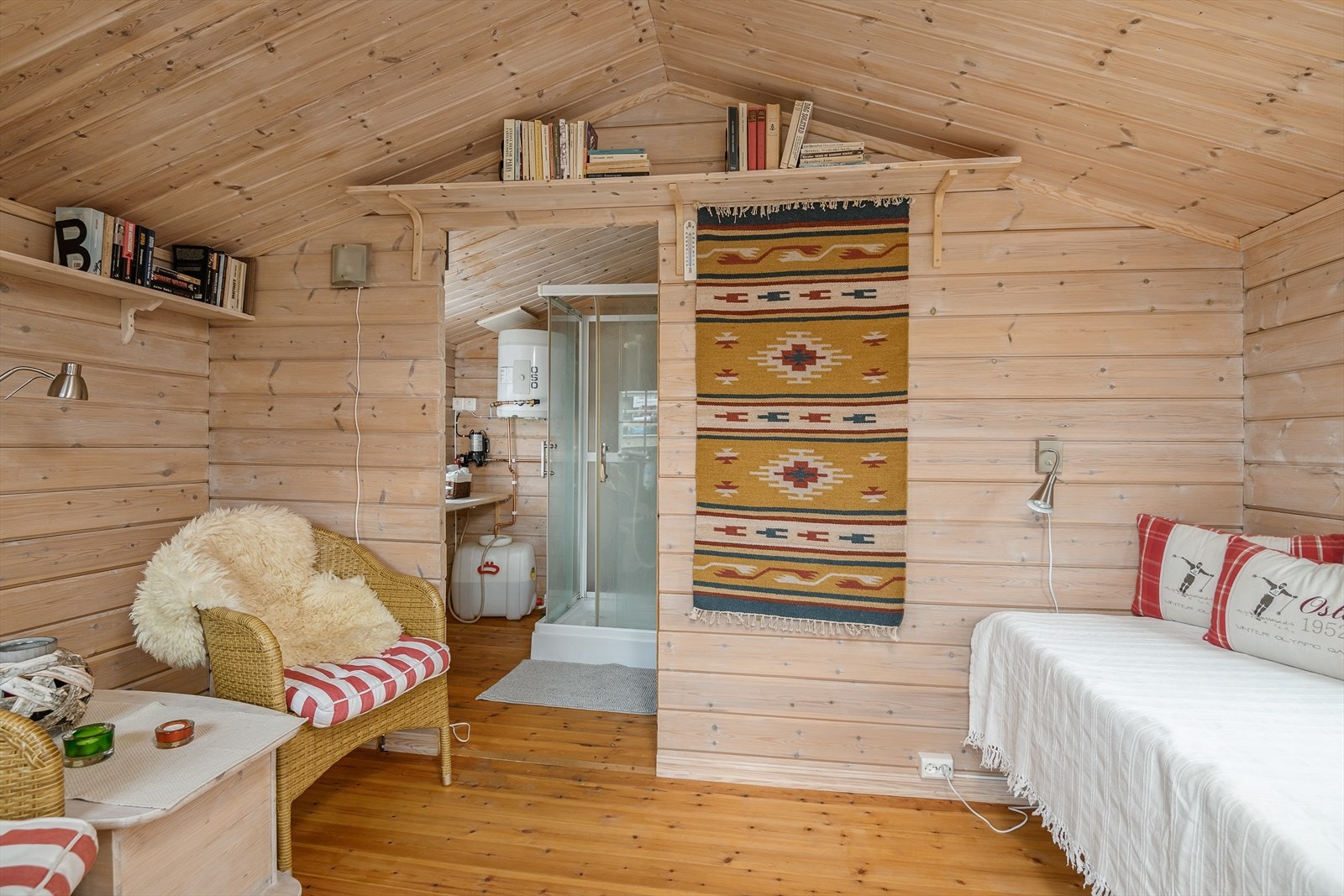 Annekset består av et oppholdsrom med tilhørende baderom med badstue. Galleribilde