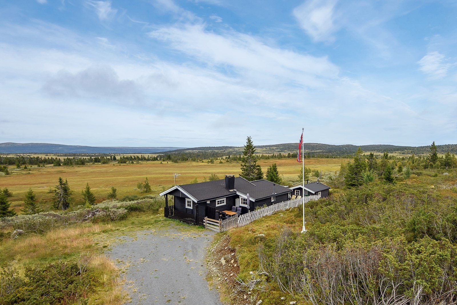 Hytta og eiendommen byr på meget gode solforhold og en fantastisk fin utsikt. Galleribilde