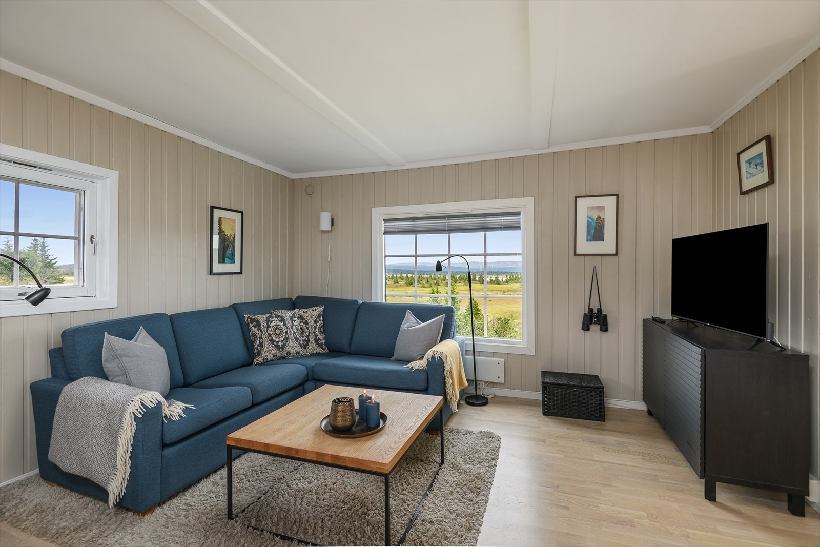 Her kan man slappe godt av i sofakroken å velge om man vil se på tv eller bare nyte den nydelige utsikten. Galleribilde