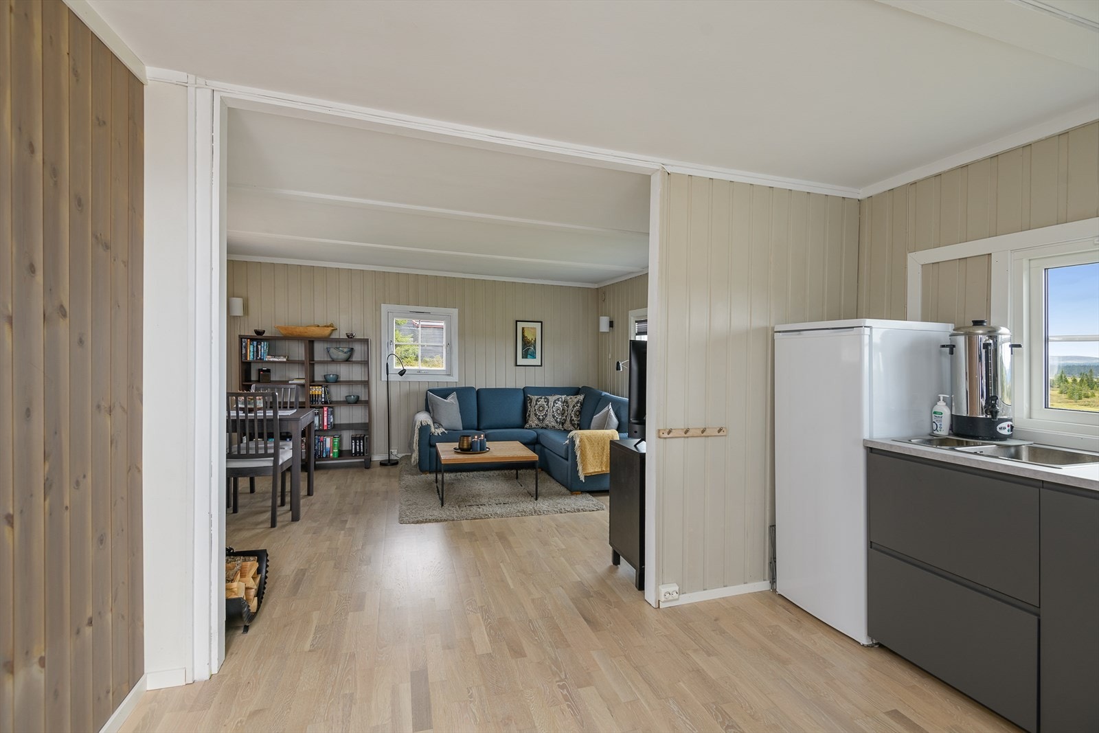 Hytta holder en gjennomgående god standard, med delikate farge- og materialvalg, og hvitskurt eikeparkett på gulv. Galleribilde