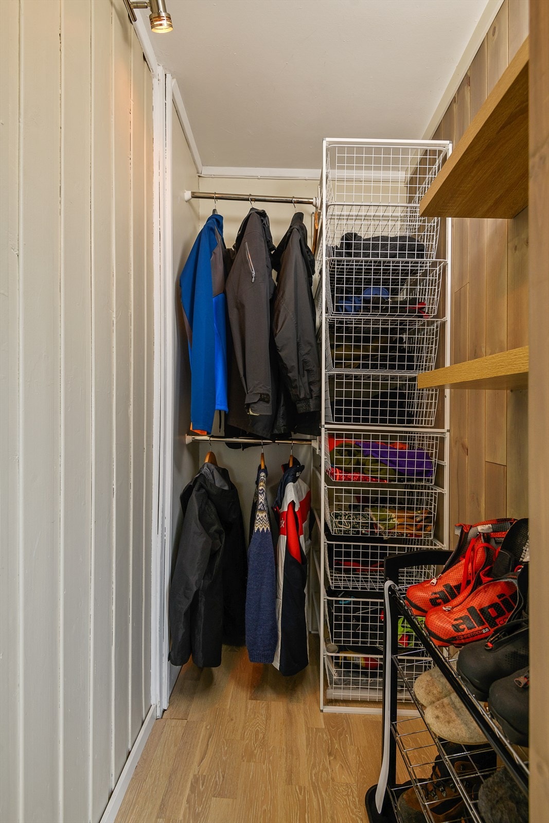 Gangarealet er smart utnyttet med en garderobeløsning som gir plass til både klær og sko. Galleribilde