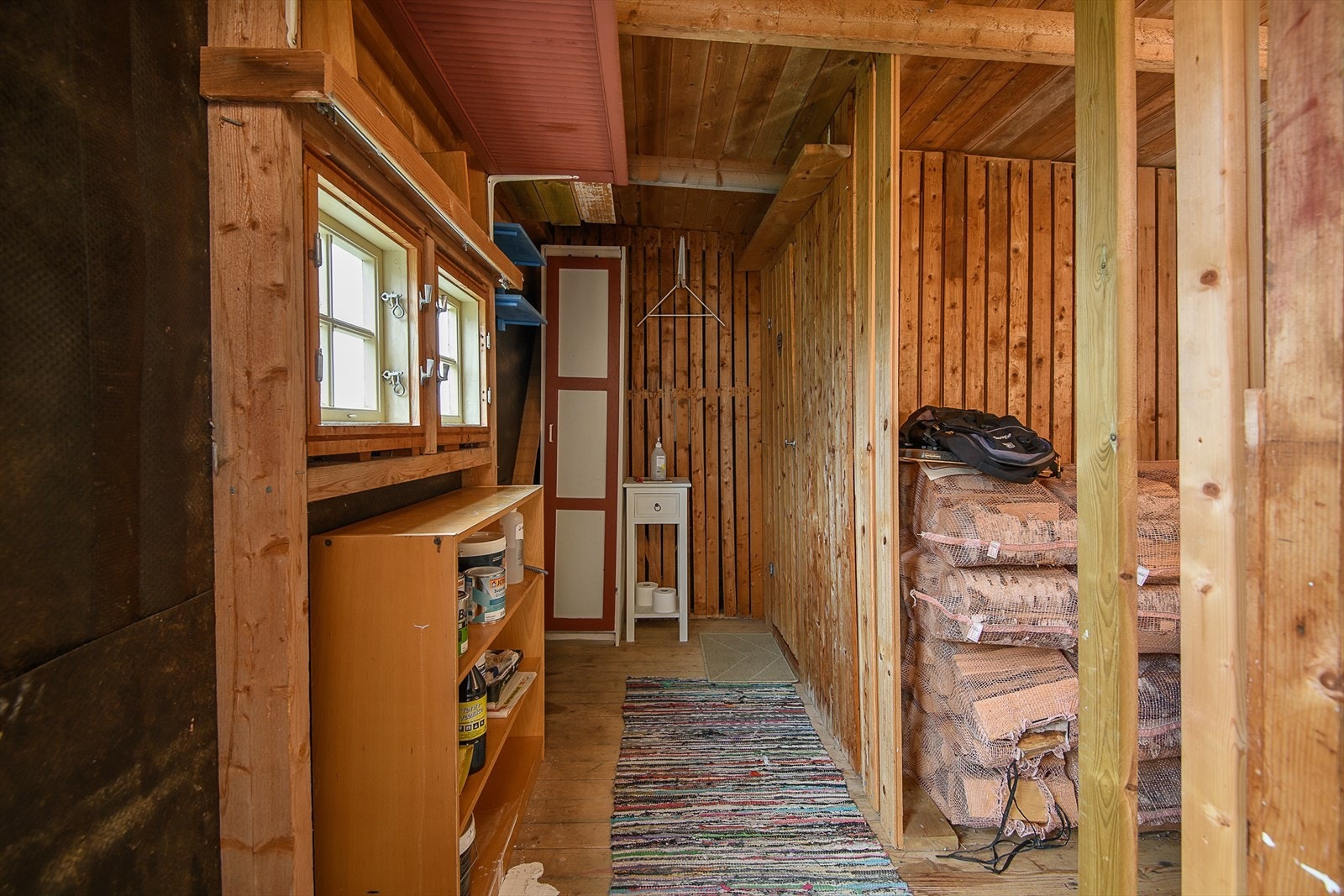 I uthuset er det god plass for lagring av redskaper, utstyr og ved. Galleribilde