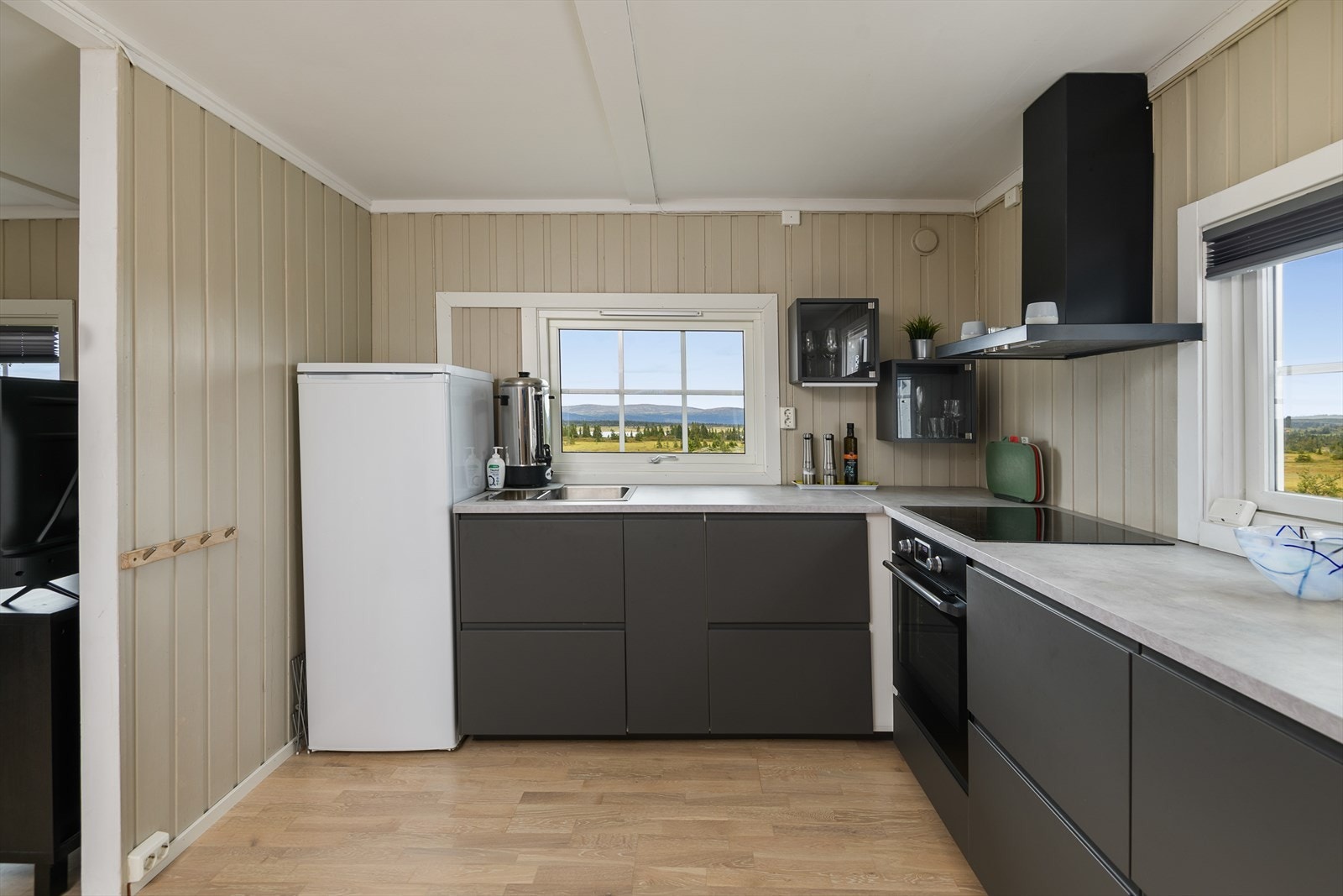 Vinduer over kjøkkenbenken gjør at man kan nyte utsikten mens man tilbereder måltidene. Galleribilde