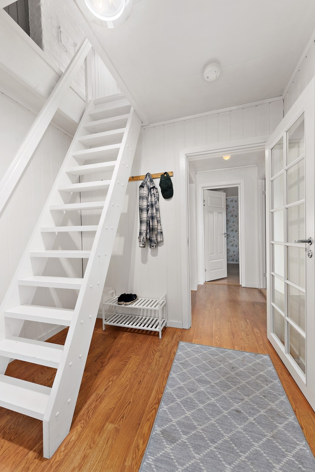 I entreen er det etablert en trapp opp til loftet. Galleribilde