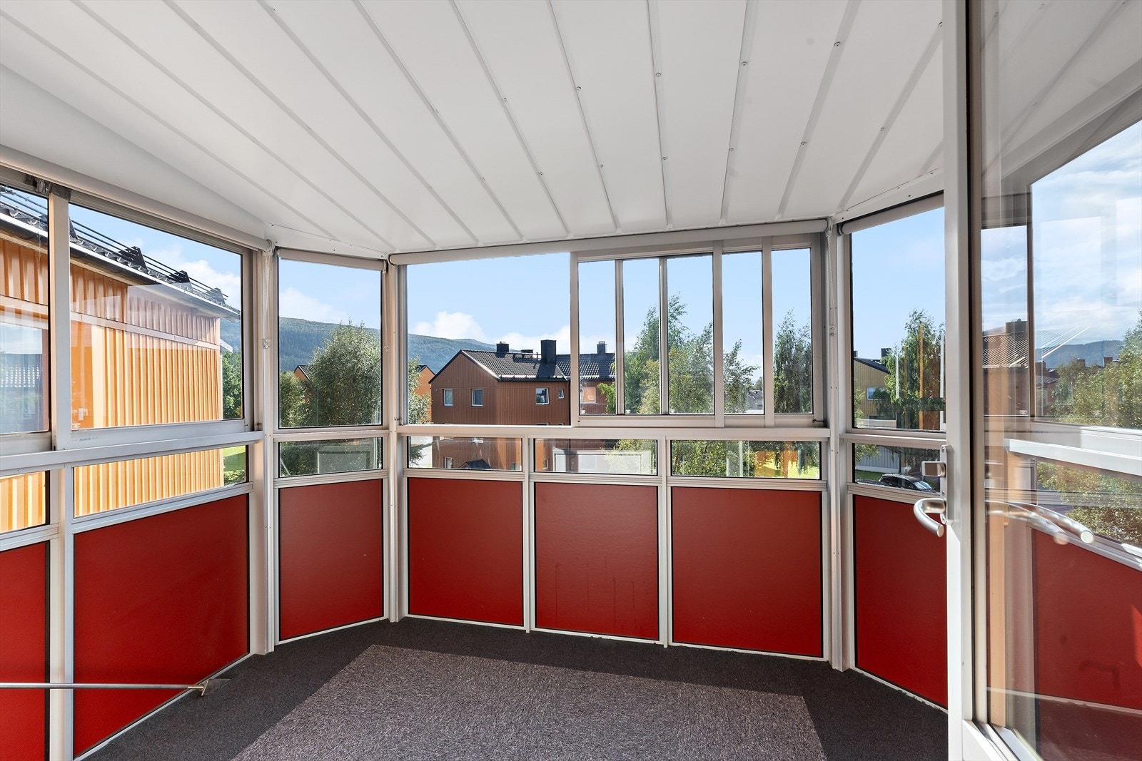 Sørvestlig fritt hovedutsyn fra balkong/stue med meget lang solgang. Galleribilde