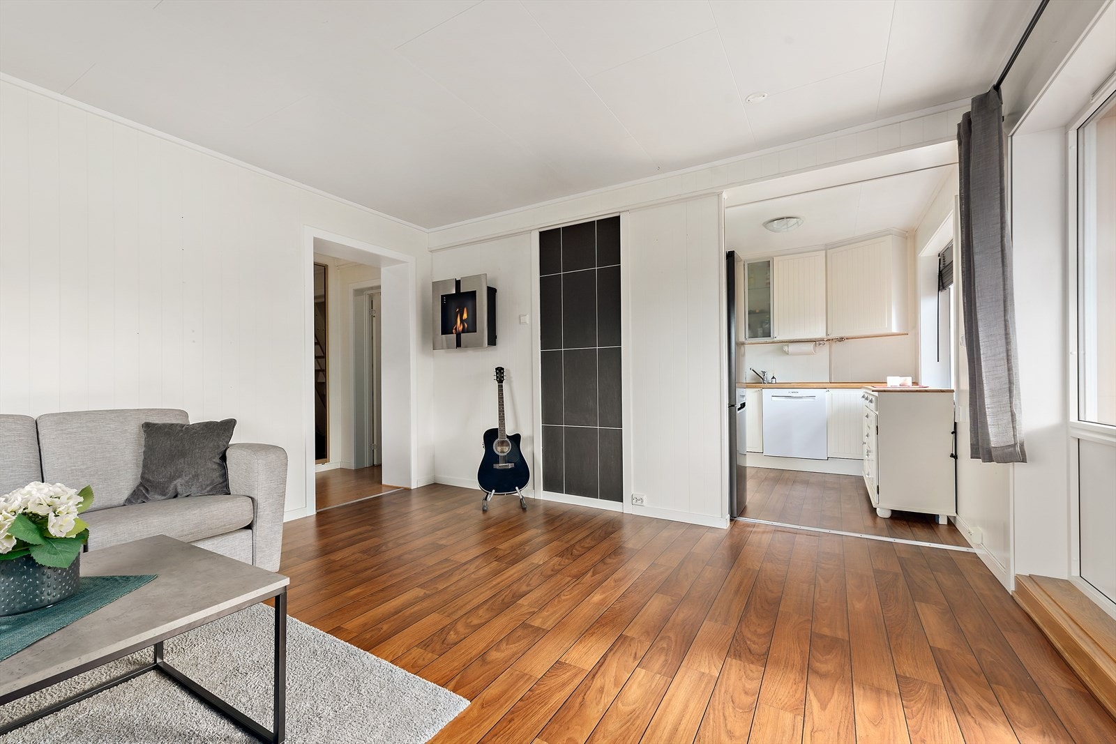 Stjerneveien 9. Fin lun beliggenhet med vestlig hovedutsyn og også fine utsynsfohold fra de andre vinduene. Innvendig fremstår leiligheten hensiktsmessig planløst og med moderne overflater. Galleribilde