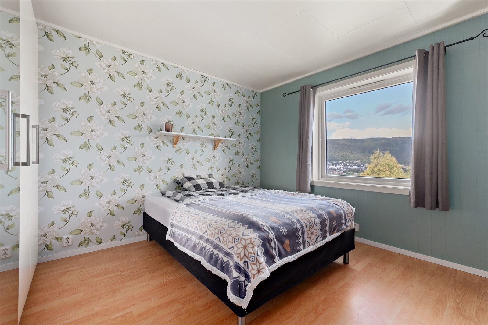 Leiligheten har to gode soverom med plass til dobbeltseng, nattbord og garerobeløsning. Hovedsoverommet har garderobeløsning langs ene veggen som medfølger handelen. Galleribilde