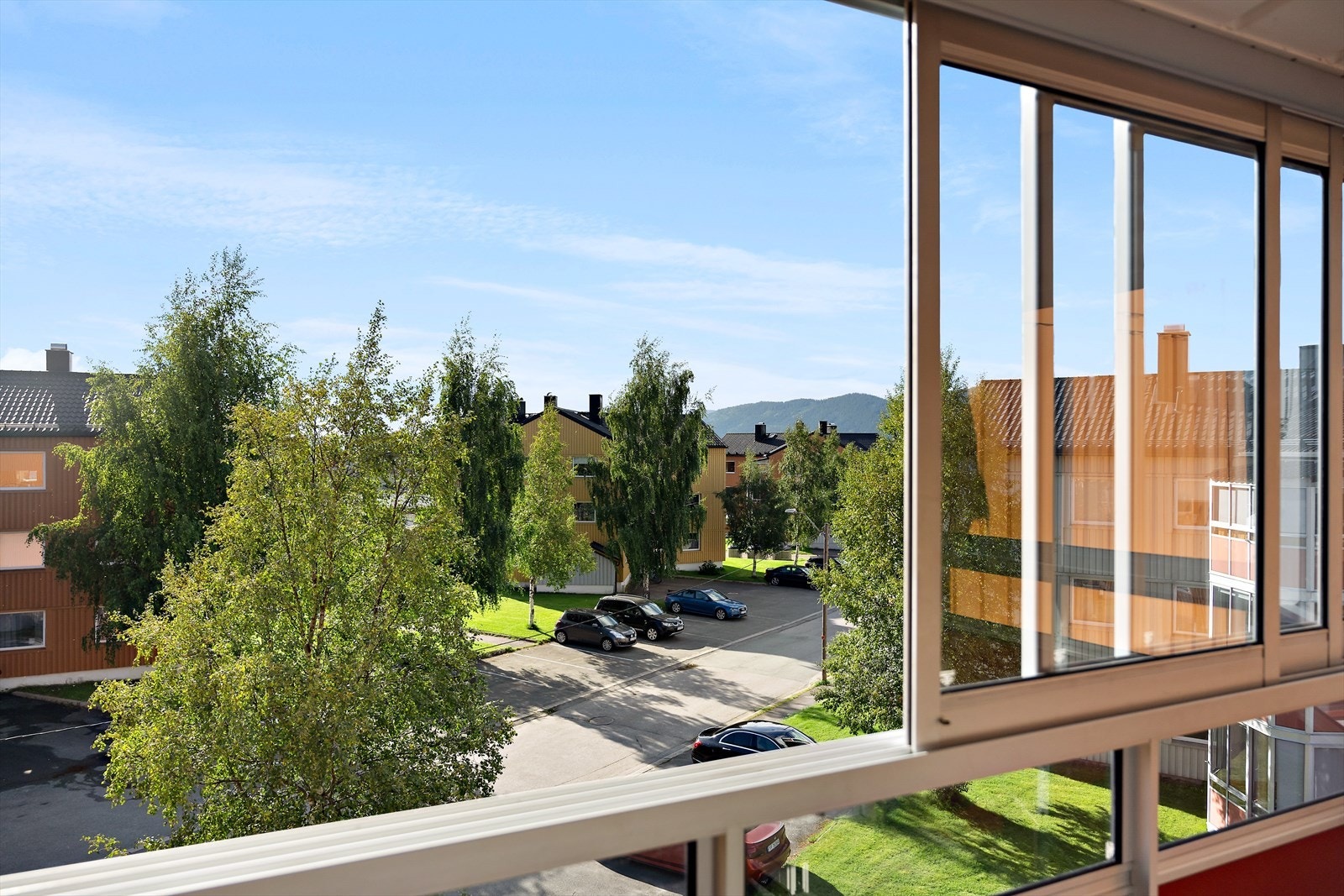 Hyggelig og lun innglasset balkong på 7 m2. Her er det fine møbleringsmuligheter. Galleribilde