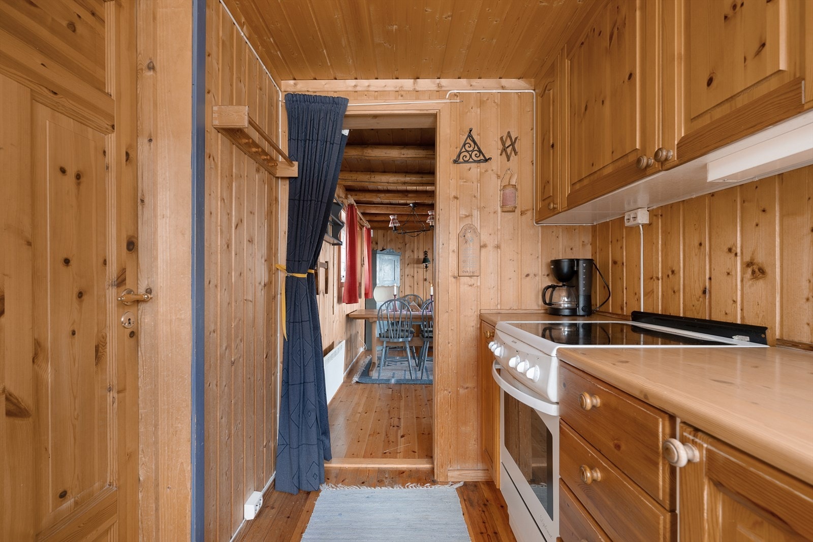 Kjøkkeninnredningen består av underskap, skuffer og overskap med fronter i tre utførelse. Plass for frittstående stekeovn og kjøleskap. Galleribilde