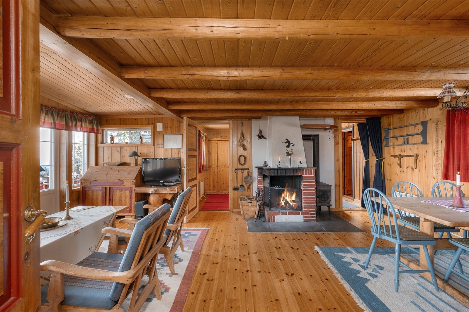 Hytta har en god planløsning. Den åpne og romslige stuen gir rom for å samle familie og venner. Galleribilde