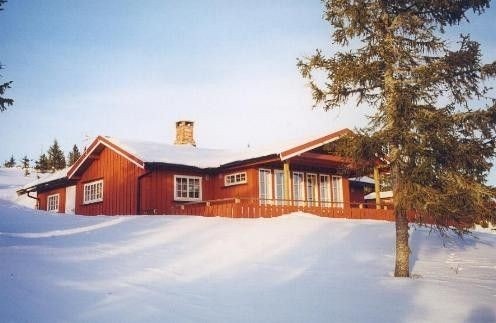 Hytta i vinterdrakt fra selgers private arkiv. Galleribilde