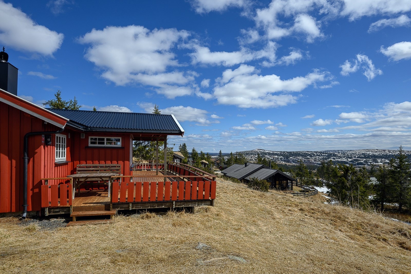 På del av terrassen mot vest har man en lun og skjermet krok, med trapp ned til terrenget. Galleribilde