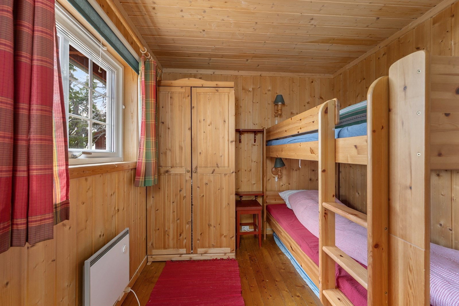 Soverom 3 er innredet med køyeseng og garderobeskap. Galleribilde