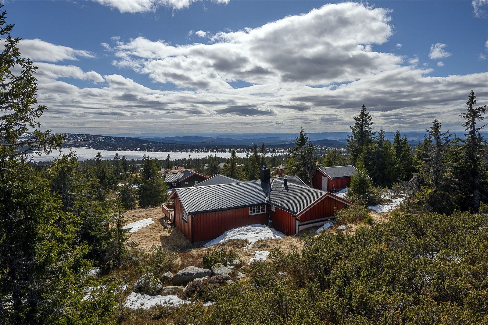 Eiendommen har en attraktiv beliggenhet med nydelige utsikts- og solforhold. Galleribilde